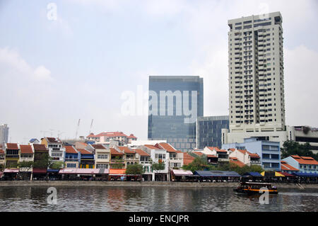 Singapour, le 13 février : un ferry transporte des passagers au moyen d'un district de détail le 13 février 2009, dans la ville de Singapour Banque D'Images