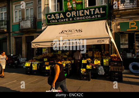 Casa Oriental, un magasin traditionnel dans le centre historique de Porto, Portugal Banque D'Images