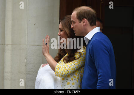 Londres, Royaume-Uni. 2 mai, 2015. Le prince William, duc de Cambridge et la duchesse de Cambridge quittent l'Hôpital St Mary's Lindo Wing avec leur nouveau-né fille, la Princesse Charlotte, le samedi 2 mai 2015. Credit : Heloise/Alamy Live News Banque D'Images