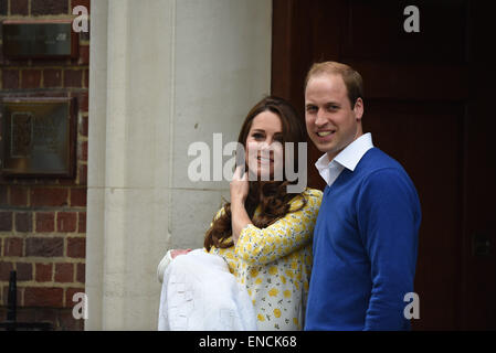 Londres, Royaume-Uni. 2 mai, 2015. Le prince William, duc de Cambridge et la duchesse de Cambridge quittent l'Hôpital St Mary's Lindo Wing avec leur nouveau-né fille, la Princesse Charlotte, le samedi 2 mai 2015. Credit : Heloise/Alamy Live News Banque D'Images