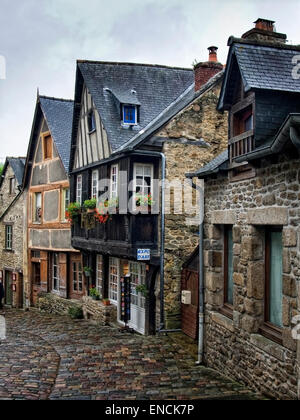 Photo verticale de belles maisons anciennes à Dinan, Cotes d'Armor, Bretagne, France. Banque D'Images