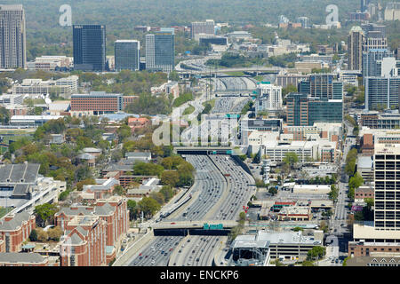 Le centre-ville d'Atlanta en Géorgie AUX ETATS UNIS freeway 85 rout serpente à travers la ville Banque D'Images