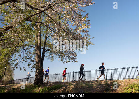 Coureurs le Jacqueline Kennedy Onassis Reservoir dans Central Park, NYC tôt un matin de printemps Banque D'Images