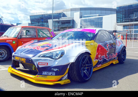 Voiture de course Moscou Nikita Shikova célèbre drifter et sa fusée Bull 86 Tuning Show 2015 Série de dérive russe Banque D'Images