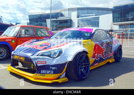 Voiture de course Moscou Nikita Shikova célèbre drifter et sa fusée Bull 86 Tuning Show 2015 Série de dérive russe Banque D'Images