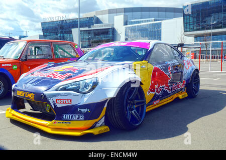 Voiture de course Moscou Nikita Shikova célèbre drifter et sa fusée Bull 86 Tuning Show 2015 Série de dérive russe Banque D'Images