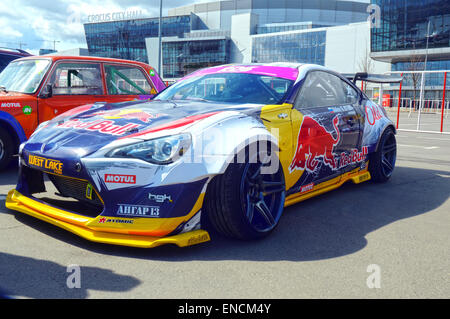 Voiture de course Moscou Nikita Shikova célèbre drifter et sa fusée Bull 86 Tuning Show 2015 Série de dérive russe Banque D'Images