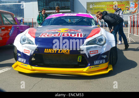 Voiture de course Moscou Nikita Shikova célèbre drifter et sa fusée Bull 86 Tuning Show 2015 Série de dérive russe Banque D'Images