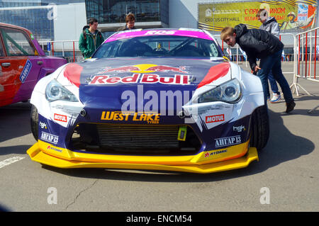 Voiture de course Moscou Nikita Shikova célèbre drifter et sa fusée Bull 86 Tuning Show 2015 Série de dérive russe Banque D'Images