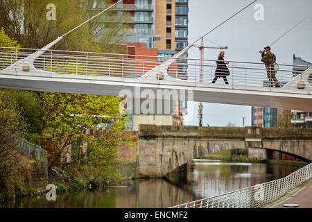 La pêche à la mouche John Tyzack de Heaton Moor, Stockport au Trinity Bridge à Salford Quays Banque D'Images