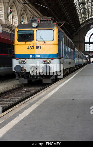 Classe V MAV43 loco électrique à la tête d'un train de voyageurs à Budapest Keleti railway station Banque D'Images