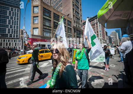 New York, USA. 2 mai, 2015. Les défenseurs de la légalisation de la marijuana mars à New York, le samedi 2 mai, 2015 à la Marche annuelle pour la marijuana. Le mars inclus un large éventail de la démographie de la génération Y pour les hippies de l'ancien temps. Les participants de la parade appelant à la légalisation de la marijuana à des fins médicales et pour les loisirs. Crédit : Richard Levine/Alamy Live News Banque D'Images