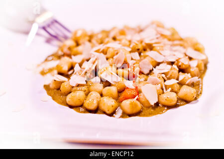 Pesto de roquette gnocchi et truffes avec de petites tomates cerises Banque D'Images
