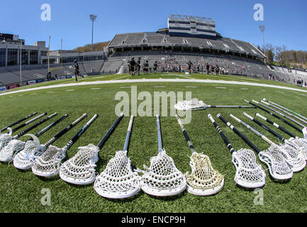 New York, USA. 2 mai, 2015. Le stick est prêt pour le jeu de crosse NCAA entre la Cathédrale Notre Dame Fighting Irish et l'armée de chevaliers noirs à Mitchie Stadium à West Point, New York. crédit : Cal Sport Media/Alamy Live News Banque D'Images