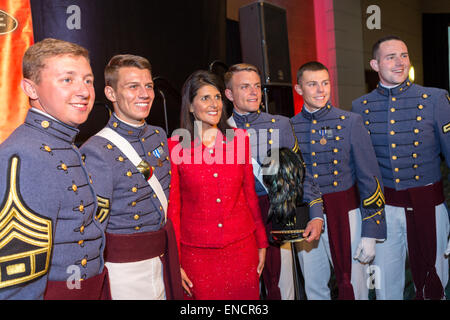 Gouverneur de Caroline du Sud, Nikki Haley pose avec les cadets de la Citadelle au 48e dîner annuel de l'éléphant d'argent le 1 mai 2015 à Columbia, en Caroline du Sud. L'événement à l'honneur Comité National Républicain Reince Priebus Président et a été suivi par plusieurs candidats à l'élection présidentielle. Banque D'Images