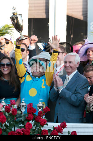 Louisville, Kentucky, USA. 2 mai, 2015. VICTOR ESPINOZA, avec Kentucky Governor STEVE BESHEAR à droite, soutient le trophée dans le cercle des gagnants après avoir remporté le 141e d'exécution du Kentucky Derby à bord American Pharaon à Churchill Downs. Lexington Herald-Leader Crédit : Fil/ZUMA/Alamy Live News Banque D'Images