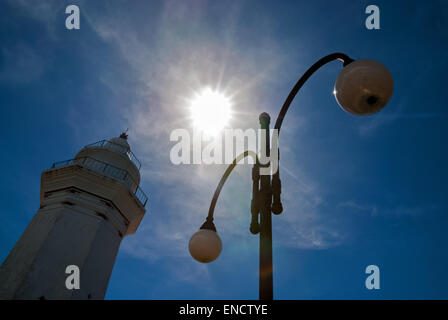 Lampadaire et tour de Masjid Agung Banten (Grande Mosquée de Banten) de la période du Sultanat de Banten situé dans la vieille Banten, Serang, Banten, Indonésie. Banque D'Images