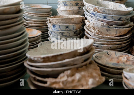 Bols de céramique chinoise non arrosé de 9th-10th siècle Cirebon naufrage trouvé en 2003 dans la mer de Java au nord de Cirebon, Java Ouest, Indonésie. Banque D'Images