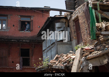 Katmandou, Népal. 2 mai, 2015. Couple Local regarder le désastre causé par le tremblement de terre de leur fenêtre. Crédit : Guillaume Payen/ZUMA/ZUMAPRESS.com/Alamy fil Live News