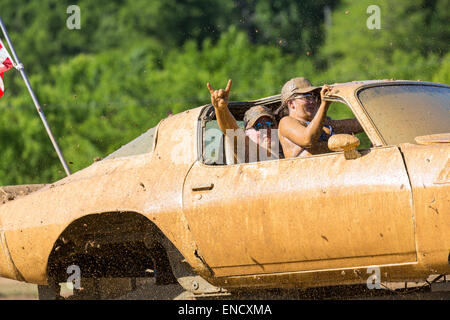 Un monster truck équipé de pneus spécifiques à travers une piscine de boue pendant la Mudding Événement au Championnat national 2015 Red Neck 2 mai 2015 à Augusta (Géorgie). Des centaines de personnes ont participé à une journée de sport et d'activités de pays. Banque D'Images