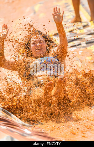 Augusta, Géorgie, USA. 2 mai, 2015. Une jeune fille glisse vers le bas une coulée de boue lors de la nationale 2015 Red Neck Championships 2 mai 2015 à Augusta (Géorgie). Des centaines de personnes ont participé à une journée de sport et d'activités de pays. Banque D'Images