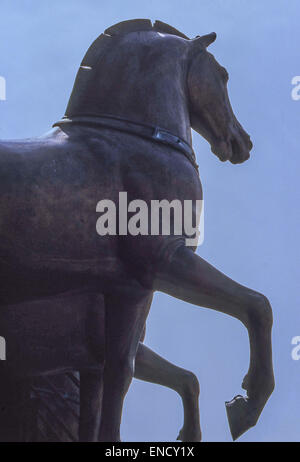 Venise, Province de Venise, Italie. Apr 29, 2015. Sur la terrasse au-dessus du porche de la Basilique St Marc, une réplique de l'un des légendaires quatre chevaux de bronze de Saint Mark donnent sur la Piazza San Marco (la Place St Marc). Placé là en 1204 après le sac de Constantinople, les sculptures originales sont maintenant dans l'intérieur de la pour des fins de conservation, avec des répliques dans leur position sur la loggia. Venise, Site du patrimoine mondial de l'UNESCO, est l'un des plus populaires destinations touristiques internationales © Arnold Drapkin/ZUMA/Alamy Fil Live News Banque D'Images
