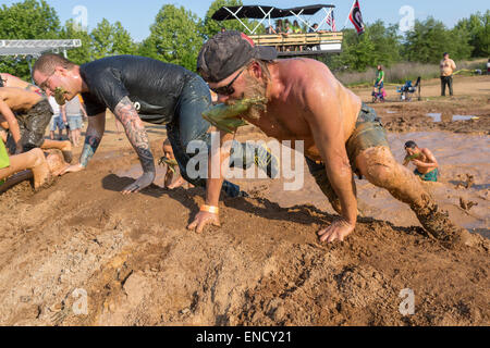 Augusta, Géorgie, USA. 2 mai, 2015. Hommes grimpent sur un point d'eau boueuse lors d'une course au 2015 Red Neck National Championships 2 mai 2015 à Augusta (Géorgie). Des centaines de personnes ont participé à une journée de sport et d'activités de pays. Banque D'Images