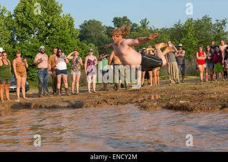 Augusta, Géorgie, USA. 2 mai, 2015. Un concurrent belly flops en un point d'eau boueuse pendant la plongée au Concours National 2015 Championnats du cou rouge 2 mai 2015 à Augusta (Géorgie). Des centaines de personnes ont participé à une journée de sport et d'activités de pays. Banque D'Images