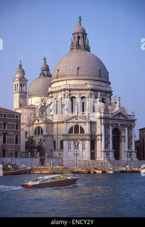 Venise, Province de Venise, Italie. Apr 30, 2015. Un taxi d'eau sur le Grand Canal, passe le 17ème siècle d'un dôme baroque de Santa Maria della Salute, un célèbre église catholique romaine et basilique emblématique de la ville de Venise et sa ligne d'horizon. Site du patrimoine mondial de l'UNESCO, Venise est l'un des plus populaires destinations touristiques internationales. © Arnold Drapkin/ZUMA/Alamy Fil Live News Banque D'Images