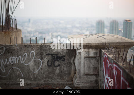 Vue sur la rivière Chao Phraya à partir d'un bâtiment abandonné couvert de graffitis, Bangkok, Thaïlande. Banque D'Images