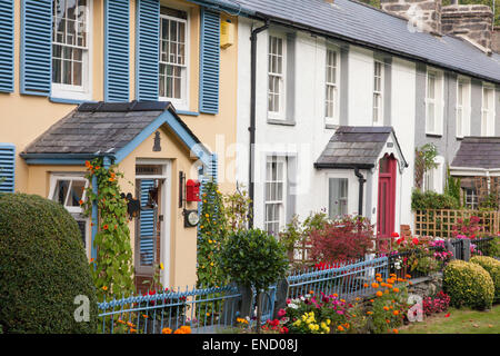 Chalets colorés, de Beddgelert dans le parc national de Snowdonia, Gwynedd, Pays de Galles, Royaume-Uni Nothh Banque D'Images