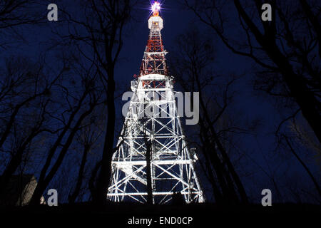 Tour de diffusion lumineuse à Lviv dans la nuit Banque D'Images