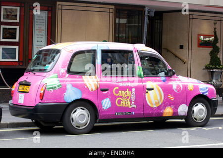 Londres Hackney Cab parrainé par Candy Crush à Londres en Angleterre Banque D'Images