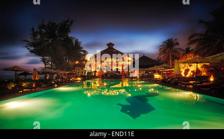 MUI NE, VIETNAM - février 07, 2014 : la piscine d'une station balnéaire à Mui Ne au crépuscule - une prochaine zone touristique dans le sud du Vietnam Banque D'Images