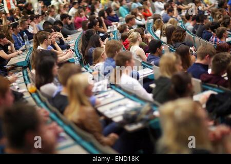 Mainz, Allemagne. Apr 15, 2015. Les étudiants de première année s'asseoir pendant une conférence à l'auditorium de l'université Johannes Gutenberg à Mainz, Allemagne, 15 avril 2015. Photo : Fredrik von Erichsen/dpa/Alamy Live News Banque D'Images