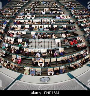 Mainz, Allemagne. Apr 15, 2015. Les étudiants de première année s'asseoir pendant une conférence à l'auditorium de l'université Johannes Gutenberg à Mainz, Allemagne, 15 avril 2015. Photo : Fredrik von Erichsen/dpa/Alamy Live News Banque D'Images