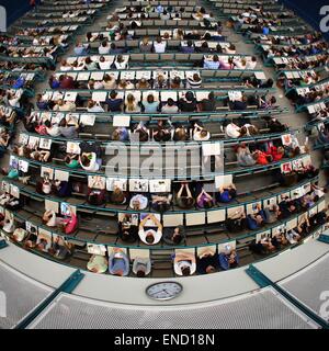 Mainz, Allemagne. Apr 15, 2015. Les étudiants de première année s'asseoir pendant une conférence à l'auditorium de l'université Johannes Gutenberg à Mainz, Allemagne, 15 avril 2015. Photo : Fredrik von Erichsen/dpa/Alamy Live News Banque D'Images