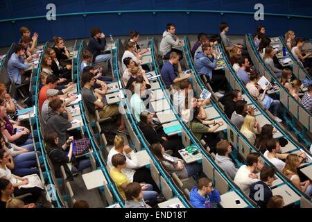 Mainz, Allemagne. Apr 15, 2015. Les étudiants de première année s'asseoir pendant une conférence à l'auditorium de l'université Johannes Gutenberg à Mainz, Allemagne, 15 avril 2015. Photo : Fredrik von Erichsen/dpa/Alamy Live News Banque D'Images