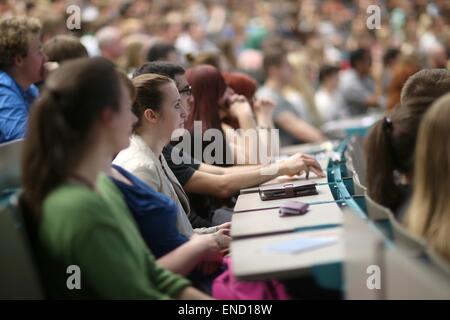 Mainz, Allemagne. Apr 15, 2015. Les étudiants de première année s'asseoir pendant une conférence à l'auditorium de l'université Johannes Gutenberg à Mainz, Allemagne, 15 avril 2015. Photo : Fredrik von Erichsen/dpa/Alamy Live News Banque D'Images