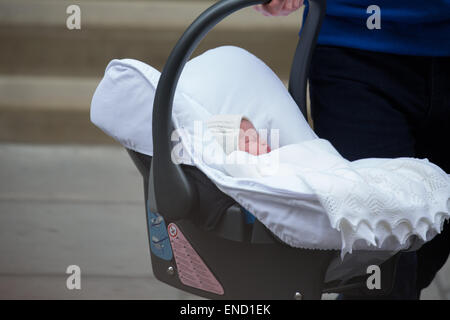 Le prince William et Catherine, duchesse de Cambridge montrent leur nouveau bébé fille pour le monde sur les marches de l'aile Lindo. Banque D'Images