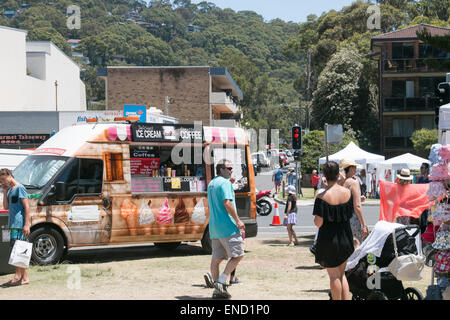 Le minibus de crème glacée au festival et aux marchés de Newport Beach comprend des stands et de la musique live. Un événement communautaire sur les plages du nord de Sydney Banque D'Images