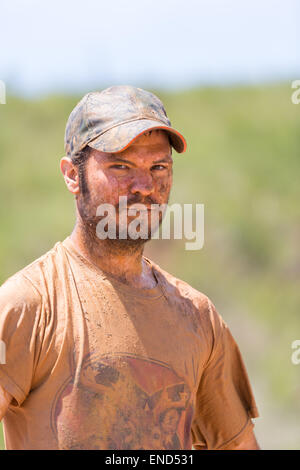 Un jeune homme couvert de boue au cours de la 2015 Championnats nationaux de Red Neck 2 mai 2015 à Augusta (Géorgie). Des centaines de personnes ont participé à une journée de sport et d'activités de pays. Banque D'Images