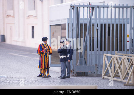 Garde papale suisse parlant avec les Carabinieri italiens au Vatican Banque D'Images