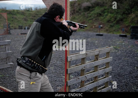 Membre de l'UK Practical Shooting Association (UKPSA) la formation avec un fusil à pompe à Dartford, Royaume-Uni Banque D'Images