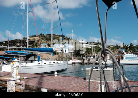 Plusieurs yachts amarrés au port de plaisance des Caraïbes Banque D'Images