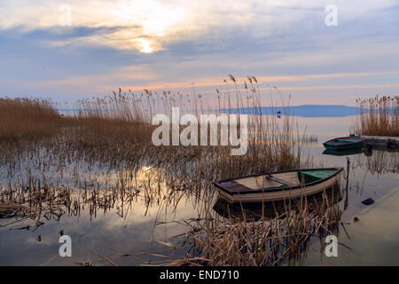 Coucher de soleil sur le lac Balaton en Hongrie avec un bateau Banque D'Images