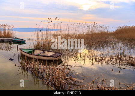 Coucher de soleil sur le lac Balaton en Hongrie avec un bateau Banque D'Images