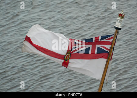Le pavillon blanc ou le St George's Ensign battant du Royal Yacht Britannia, Quai de l'océan, Édimbourg, Écosse, Royaume-Uni Banque D'Images