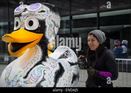 Modèle en fibre de verre peint en couleur canard animal sculpture, Liverpool, Merseyside, 3 mai, 2015. Gemma Seddon, artiste de l'environnement à partir de Londres, sa peinture "Duck" pour le projet de centre-ville LightNight, une équipe d'artistes est la décoration d'une multitude de canards géants à la vue du public au développement de l'île de Mann. Le Canard Liverpool Trail, commandé par AquaDucked, est d'être lancé sur LightNight pour présenter la créativité dynamique vivant à Liverpool. Banque D'Images