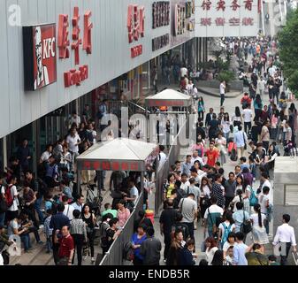 Zhengzhou, Chine, province de Henan. 3 mai, 2015. Préparer les passagers à bord d'un bus à une station de bus longue distance à Zhengzhou, capitale de la province du Henan en Chine centrale, le 3 mai 2015. La gare routière et ferroviaire à travers le pays a vu la hausse du nombre de passagers sur le dimanche comme les trois jours de la Fête du Travail est venu à la fin et les gens ont commencé à retourner au travail. Crédit : Li Bo/Xinhua/Alamy Live News Banque D'Images